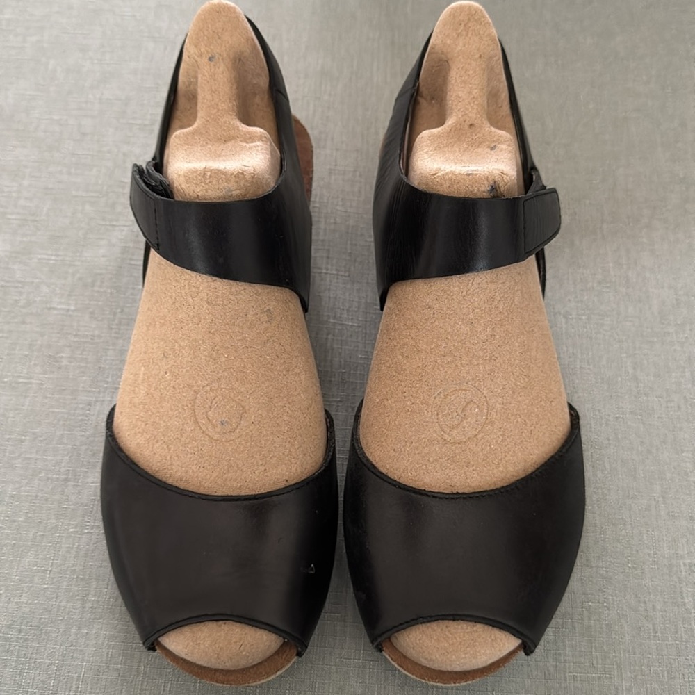 Dansko Brand Black Women's Sandals size 37 European sizing) Compares to 7M.
EUC. - Picture 4 of 9